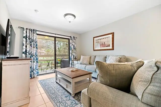 Living room at Fiddler’s Cove 7L
